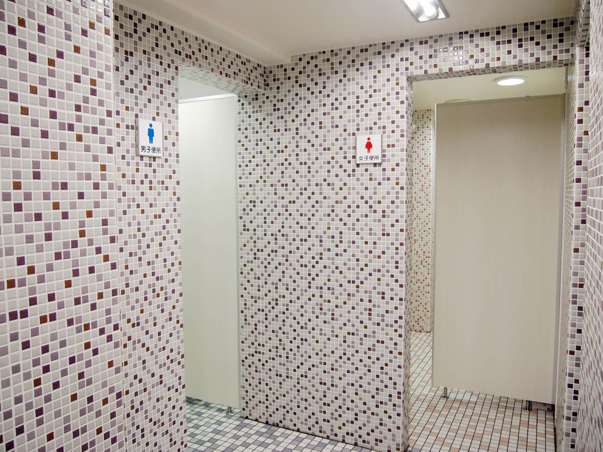 プールトイレ前